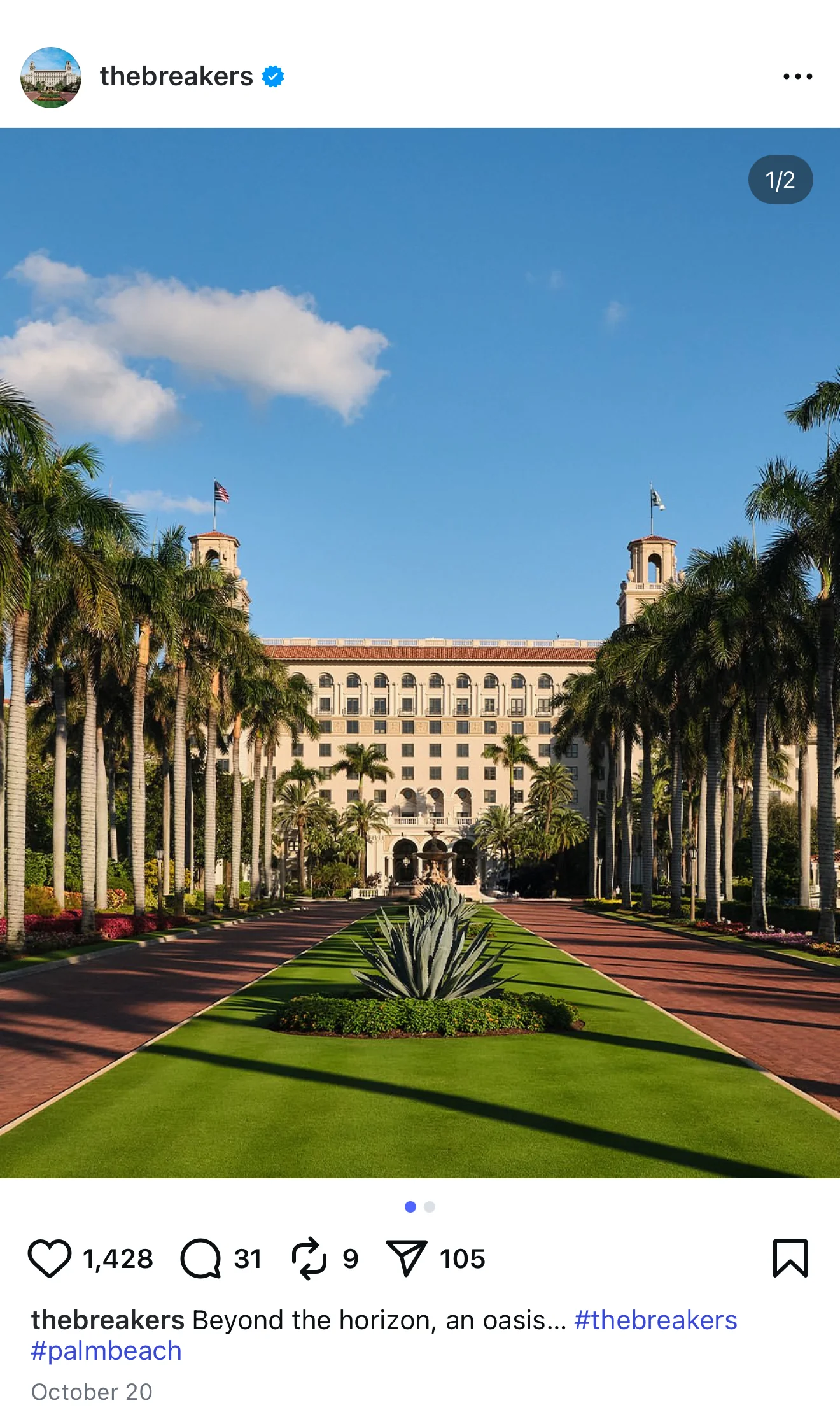 Palm ağaçlarıyla çevrili bir otel binası